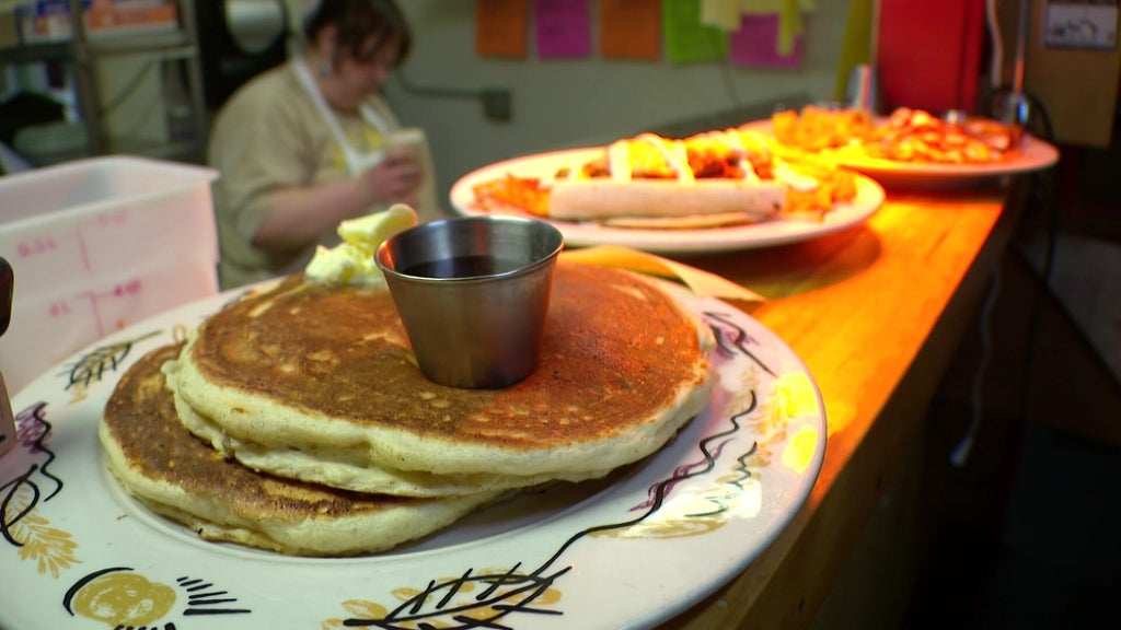 Modern Times Cafe closing at end of year after providing 30,000 free meals in wake of ICE surge — WCCO / CBS Minnesota, Roseville Dining news