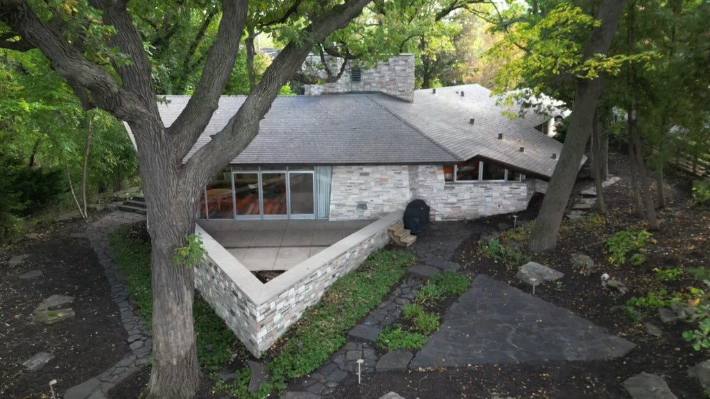 Home designed by iconic architect Frank Lloyd Wright now on the market — WCCO / CBS Minnesota, Roseville Real Estate news