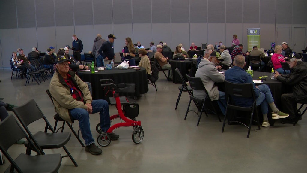 Minnesota veterans receiving claims assistance, health exams at clinic — WCCO / CBS Minnesota, Roseville Arts news