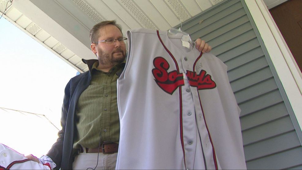 Brewers fan makes long drive from Wisconsin to Tampa Bay for Game 3 — Fox 11 Green Bay Local, Roseville Sports news