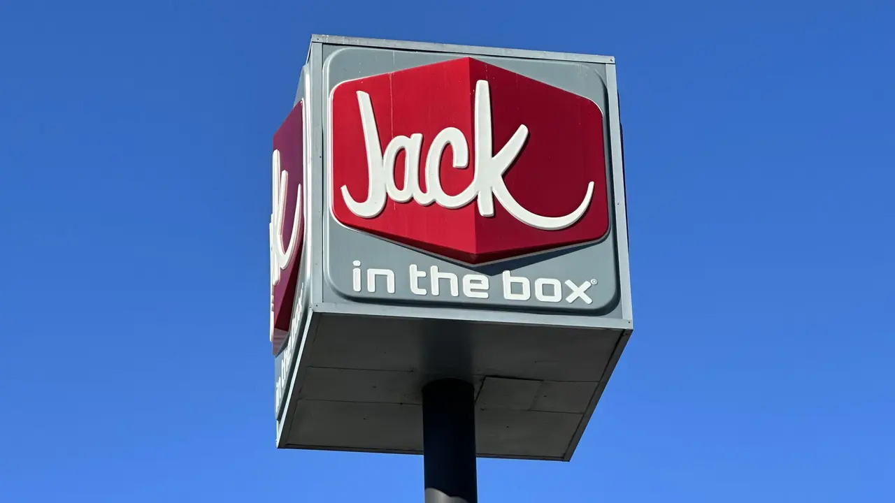 Scalding hot coffee thrown into fast-food manager’s face by angry customer, DA says — Roseville Dining news