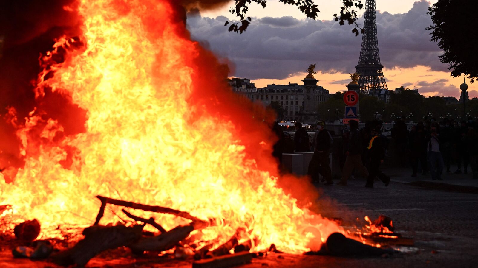 France Protests: Cars torched, shops looted as police arrest 272 demonstrators — Mint India, Roseville Business news